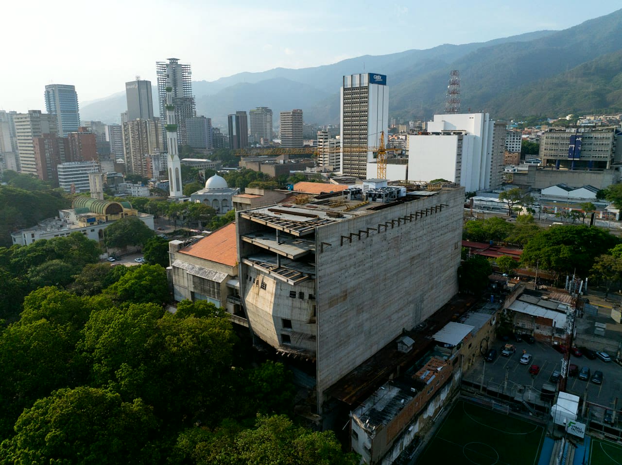 Vista aérea frontal de una edificación en obra dentro de una zona urbana